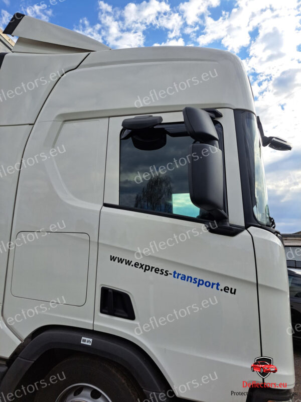 Okenné deflektory (2 ks) pre nákladné auto SCANIA seria S 2016+ (7 séria) 6 Okenné deflektory (2 ks) pre nákladné auto SCANIA seria S 2016+ (7 séria) – Obrázok 4