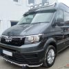 La visiera parasole / il parasole per parabrezza per VOLKSWAGEN VW CRAFTER / MAN TGE 2017-2024 (nero con chiusura) (per i modelli dal 2024 in poi interferisce con i sensori di luce e la telecamera frontale)
