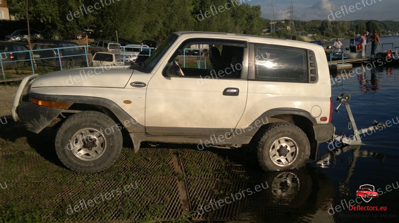 Deflettori aria l’installazione esterna per SsangYong Korando (KJ) 3D 1996-2006 3 porte – 2 pz. anteriori 5 Deflettori aria l'installazione esterna per SsangYong Korando (KJ) 3D 1996-2006 3 porte - 2 pz. anteriori - immagine 3
