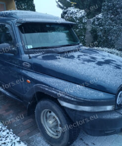 Alternative view of Napellenző SSANGYONG KORANDO (KJ) 1996-2006 (fekete, rögzítéssel, a rögzítőelemek vágásával és fúrásával, valamint alakjuk kalapáccsal vagy satuval történő módosításával)