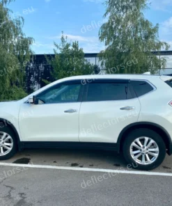 Alternative view of Vindavvisare / fönstervisir extern montering för Nissan X-Trail III (T32) 2013+ med KROMAD övre list (alla fordon av denna modell har kromade övre fönsterramar) 5 dörrar - 4 st. fram och bak